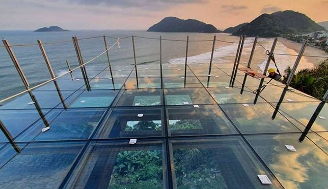 Guarujá ganha mirante com piso de vidro